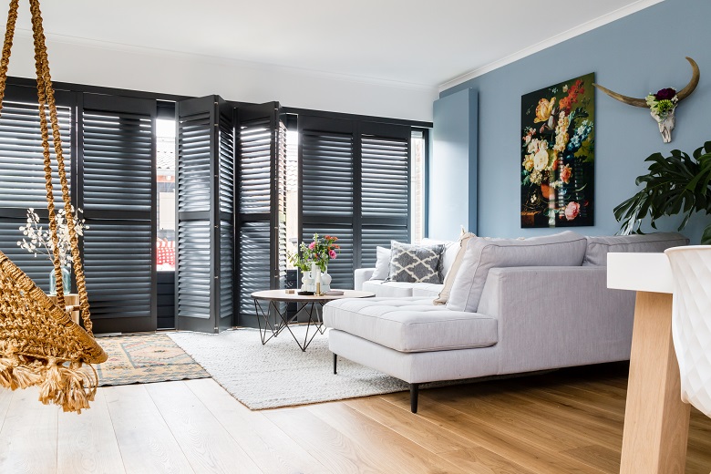 jasno_shutters_zwart_woonkamer